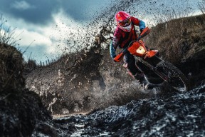 职业联赛推出球迷创作计划鼓励原创表达参与，球迷标语