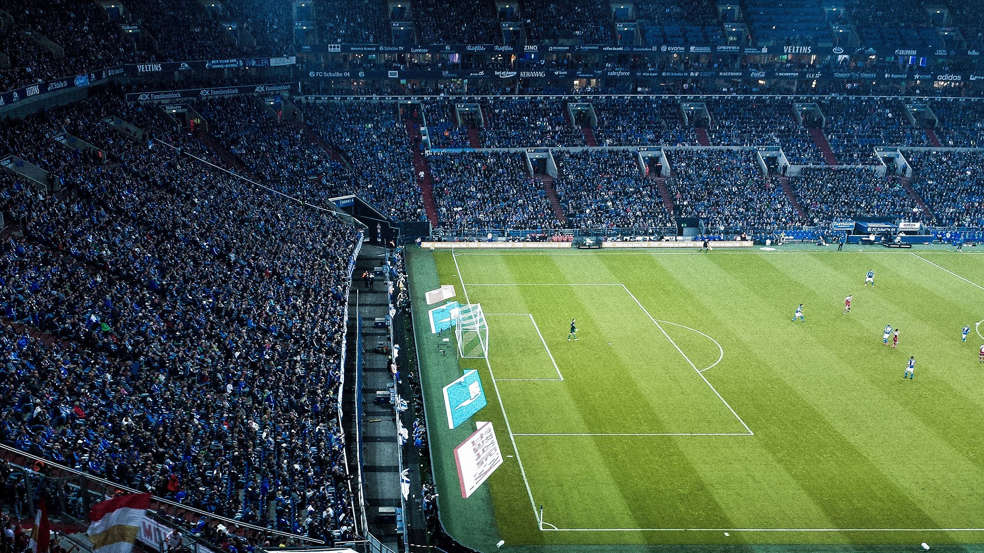 简：凭借灵活的跑位和出色的带球能力，成为全黑队进攻核心